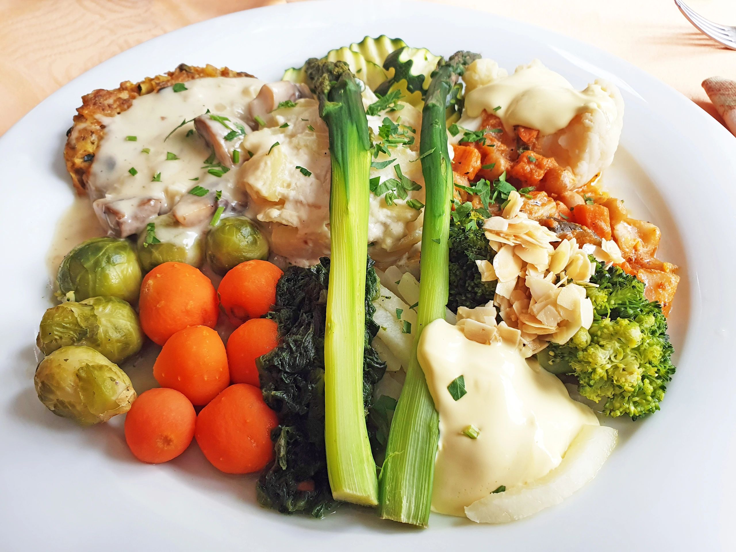 Fresh vegetable platter for hearty meals